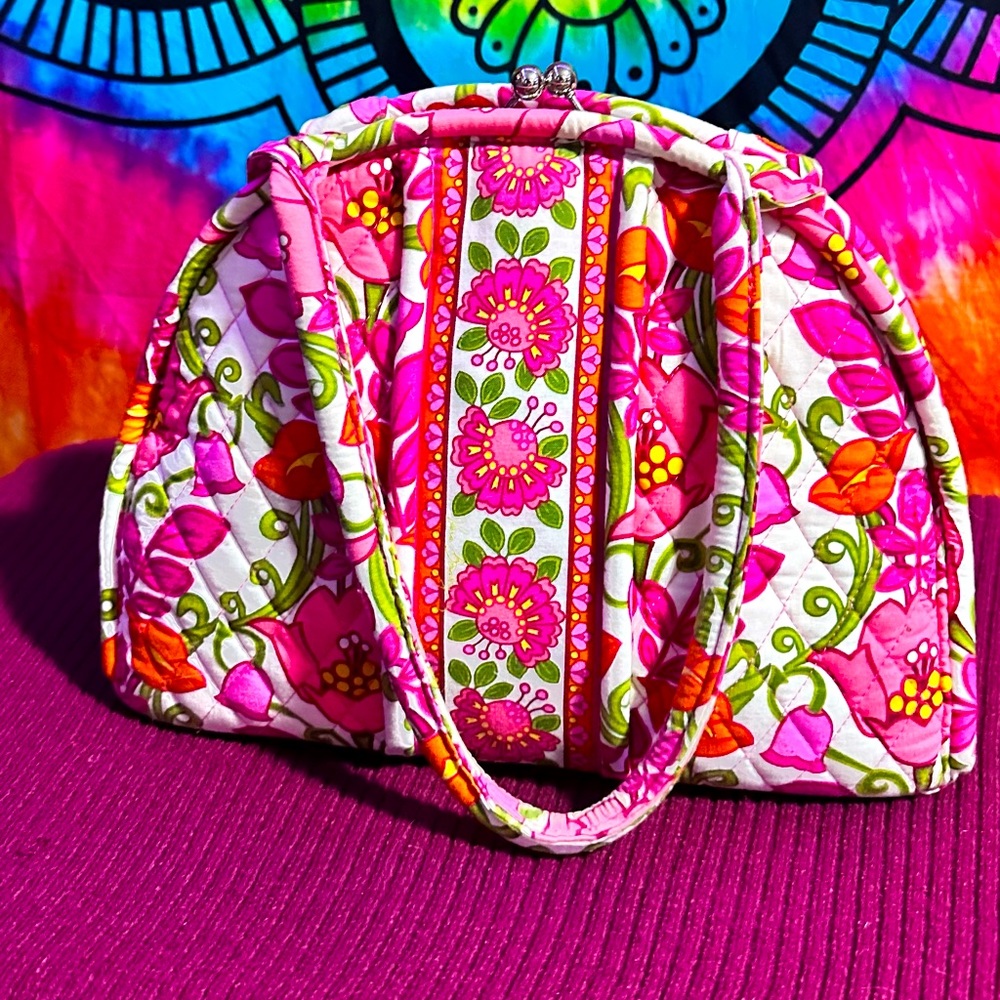 I am selling a Vera Bradley half circle clasp purse💖